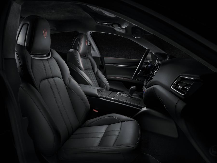 Интерьер Maserati Ghibli S Q4 GranSport Carbon Pack 2017 года  (фото 6 из 44)